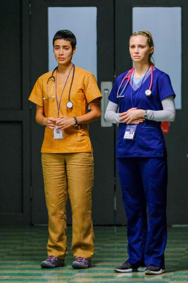 Bild 1 von 19: Im Bild (v.li.): Esmeralda Pimentel (Ana Morales), Fiona Gubelmann (Dr. Morgan Reznick).