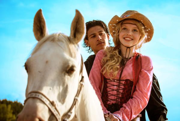 Bild 1 von 15: Zu zweit auf einem Pferd: Bibi (Lina Larissa Strahl) und Tarik (Emilio Moutaoukkil) genießen ihr Glück.