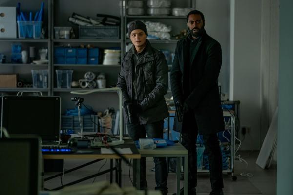 Bild 1 von 6: Eli Kroll (Johannes Franke, l.); Ian Shaw (Nicholas Pinnock, r.)
