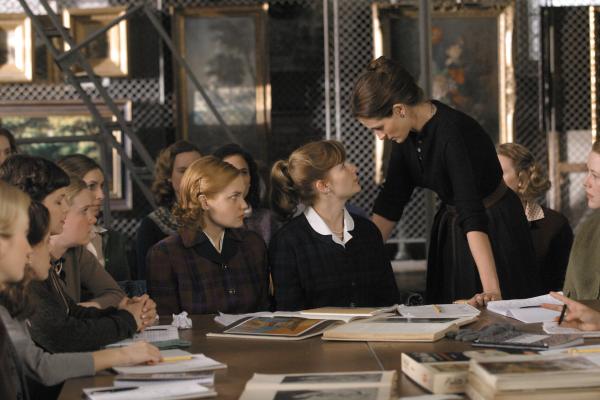 Bild 1 von 3: Katherine (Julia Roberts, r.) findet klare Worte: Mit einer scharfen Ansprache an Betty (Kirsten Dunst, M.), Susan (Laura Allen, l.) und die übrigen Studentinnen (Komparsinnen) macht sie unmissverständlich deutlich, was sie von ihnen erwartet, um den Kurs zu bestehen.