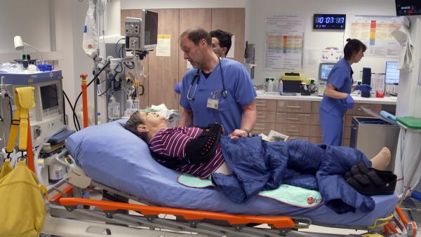 Bild 1 von 2: Oberarzt Dr. Claus-Peter Schwartkop trifft auch bei älteren Patienten immer den richtigen Ton.