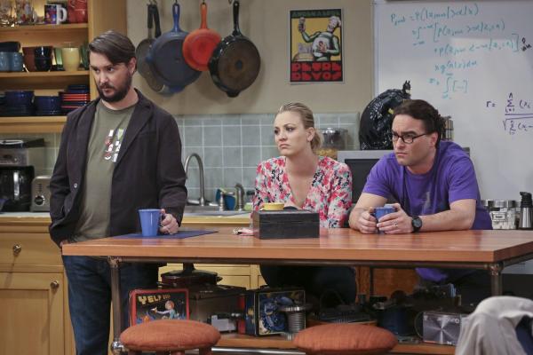Bild 1 von 12: Sie beobachten Sheldons Interview für die Star-Trek-Dokumentation und erfahren so einige Geheimnisse: Wil Wheaton (l.), Penny (Kaley Cuoco, M.) und Leonard (Johnny Galecki, r.) ...