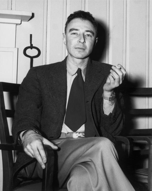Bild 1 von 1: J. Robert Oppenheimer gilt als Schlüsselfigur bei der Entwicklung der Atombombe. Aufgrund seiner Biographie und seiner politischen Haltung in den 30er-Jahren galt er als \