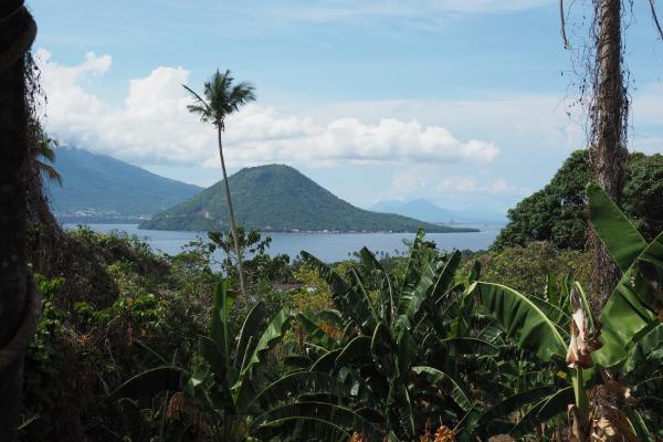 Bild 1 von 9: Blick von Ternate nach Tidore, zwei indonesischen Gewürzinseln.