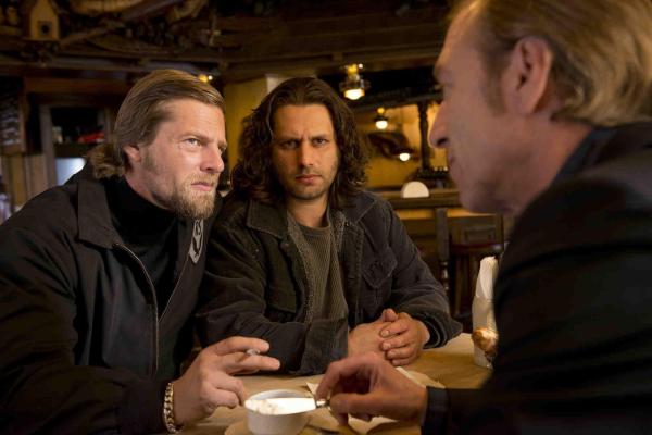 Bild 1 von 24: Mick (Henning Baum, l.) ahnt, dass Lutz (Adam Bousdoukos, M.) und Bremme (Oliver Stritzel, r.) ihm etwas Wichtiges verheimlichen, was sie selbst belasten würde ...