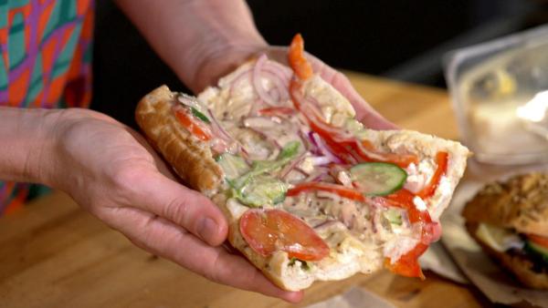 Bild 1 von 13: Im Bild: Ein gekauftes gefülltes Baguette - frisch sieht das nicht aus.