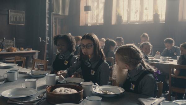 Bild 1 von 6: Beatrix (Ynez Williams, l.) , Clarissa (Kitty Slack, M.) und Sybille (Trixie Hyde) haben einen schwierigen Frisurenzauber ausprobiert. Doch das Ergebnis hatten sie sich anders vorgestellt. Zum Glück kann Frau Tapioca mit einem Entfernungstrank helfen.