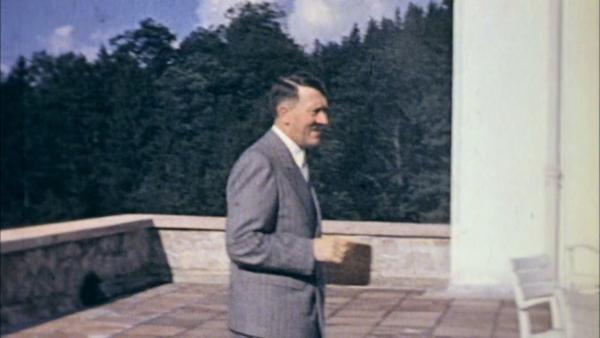 Bild 1 von 2: Hitlers engste Vertraute setzen alles daran, die Gunst des Diktators zu behalten.