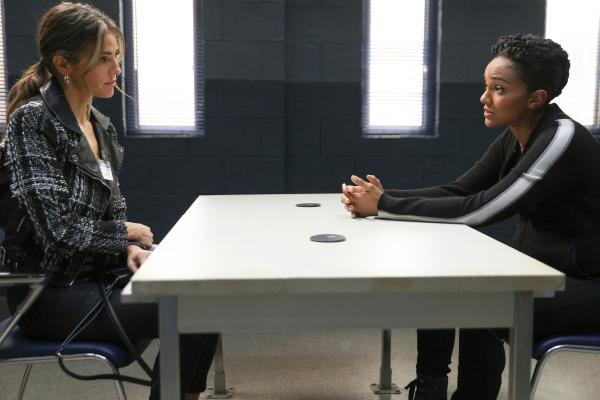 Bild 1 von 3: Als die Ermittlung zu Penelope (Rebekah Graf, l.) führt, erhofft sich Harper (Mekia Cox, r.) einen Durchbruch im Fall.