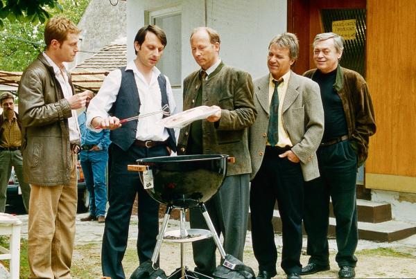 Bild 1 von 15: Im Bild: Die bosnischen Flüchtlinge bereiten ein Grillfest in der Pension vor. Die Einheimischen behaupten, Jurcic habe den Griller gestohlen (v.li.: Andreas Lust, Marijan Hinteregger, Peter Faerber, Wolfram Berger, Klaus Ofczarek).