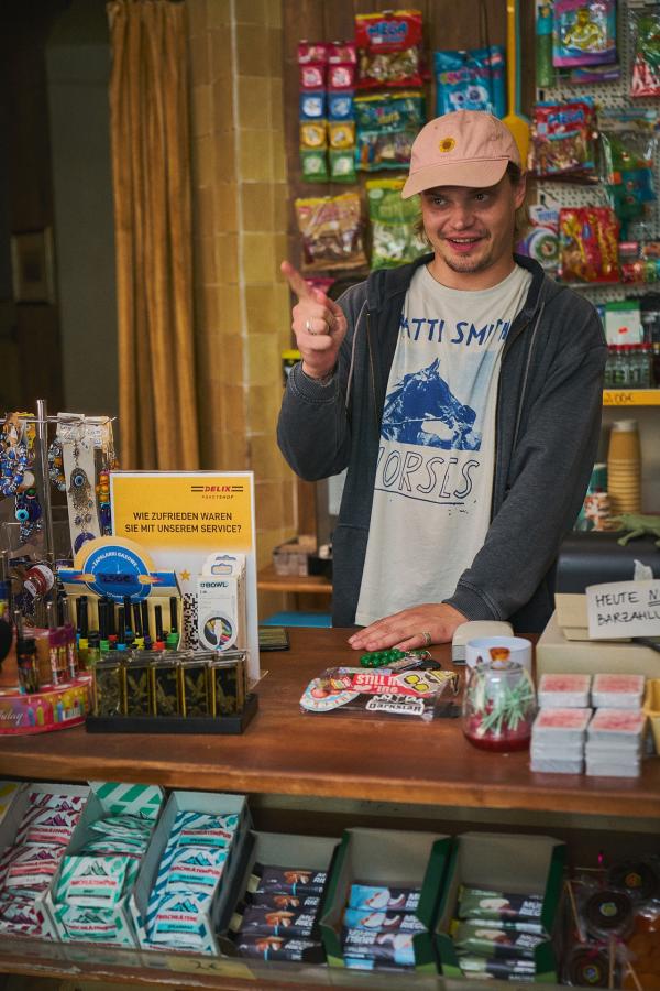 Bild 1 von 6: Fred (Wilson Gonzalez) hat den Späti im Griff - zumindest im Moment.