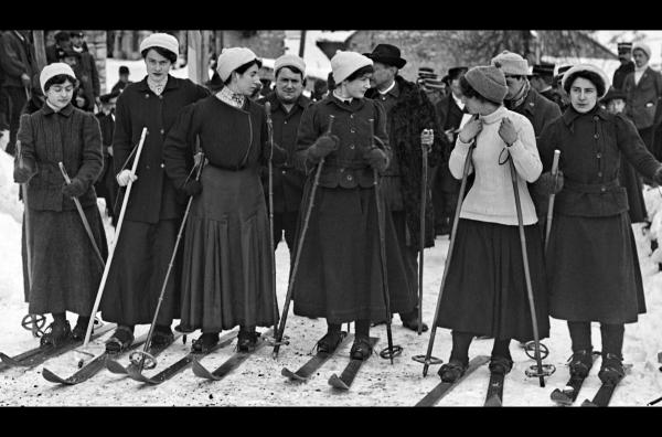 Bild 1 von 4: Skifahren war lange Zeit den Männern vorbehalten, die sich durch das verschneite Bergland kämpften. Erst durch Ski als Freizeitaktivität setzten auch Frauen erstmals einen Fuß auf die Skier.