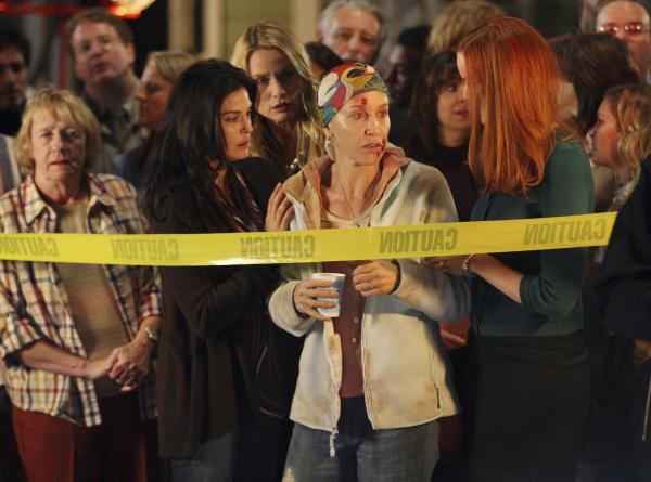 Bild 1 von 24: Während sich die Nachwirkungen des Tornados offenbaren, versuchen McCluskeys (Kathryn Joosten, l.), Susan (Teri Hatcher, 2.v.l.), Edie (Nicolette Sheridan, M.), Lynette (Felicity Huffman, 2.v.r.) und Bree (Marcia Cross, r.), ihr Leben wieder aufzubauen ...