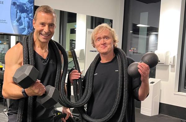 Bild 1 von 1: Mit Kai Pflaume auf dem Weg in Pierres persönliche Hölle. Aber da muss er durch, wenn er von der Ehrenpflaume zum Ehrenkrause gemacht werden will. v.li.: Kai Pflaume und Pierre M. Krause