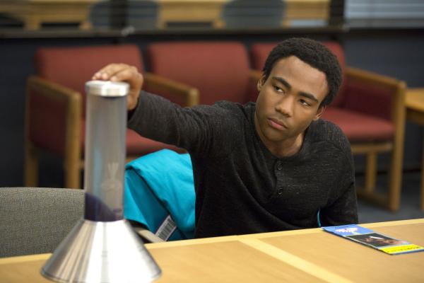 Bild 1 von 18: Der verstorbene Pierce hat Troy (Donald Glover) etwas ganz Spezielles hinterlassen ...