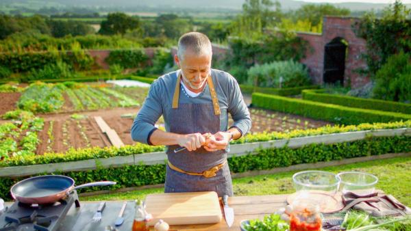 Bild 1 von 4: Im Bild: Michel Roux jr. bereitet im Garten vom Restaurant \