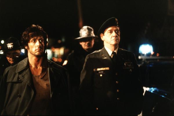 Bild 1 von 9: Aus nichtigem Anlass wird der im Krieg ausgezeichnete Held Rambo (Sylvester Stallone, l.) von der Polizei gejagt. In die Enge getrieben, liefert er der Staatsgewalt einen blutigen Privatkrieg ...
