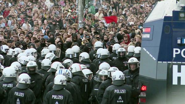 Bild 1 von 3: Die Reportage zeigt den Anstieg von Gewalt in Deutschland. Sie begleitet Polizisten und Notfallsanitäter, welche Gewalt bekämpfen und Opfern helfen und sie berichtet über Menschen, die Gewalt erlebt haben.