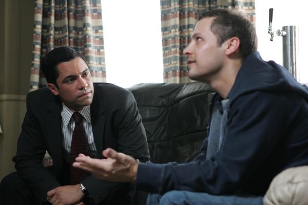 Bild 1 von 18: Hat Manny (Nick Wechsler, r.) etwas mit dem Tod von Lindsay zu tun? Scott (Danny Pino, l.) geht dem auf den Grund ...