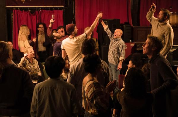 Bild 1 von 1: Der Shantychor kann richtig feiern.