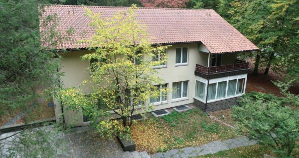 Bild 1 von 1: Offiziell wurde in der DDR die Verbundenheit von Führung und Volk propagiert. Tatsächlich schotteten sich die führenden Genossen vom Alltag der DDR-Bürger ab - wie hier in der Politbüro-Siedlung Wandlitz, umgeben von einer fünf Kilometer langen Betonmauer.