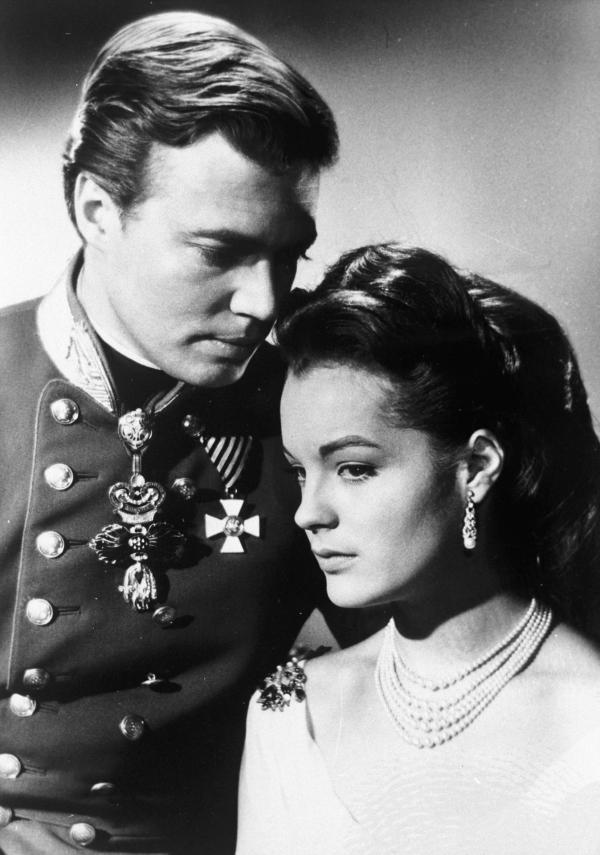 Bild 1 von 3: Im Bild: Karlheinz Böhm, Romy Schneider.