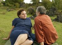 Amsel im Brombeerstrauch