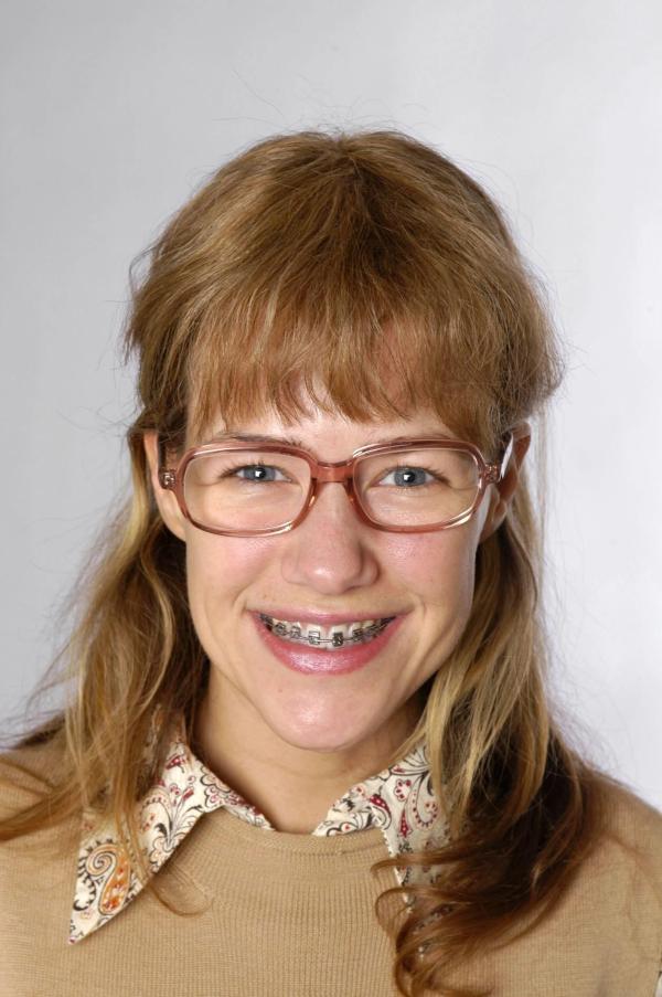 Bild 1 von 22: (2. Staffel) - Lisa Plenske (Alexandra Neldel) ist nicht schön, sie sieht sogar unvorteilhaft, zumindest unscheinbar aus. Ihre Eltern lieben sie über alles und haben versucht, ihr alles mitzugeben, was im Leben wichtig ist. Dennoch merkt Lisa früh, dass sie für alles, was anderen zufliegt oder leichter fällt, kämpfen muss. (Dieses Foto von Alexandra Neldel darf nur in Zusammenhang mit der Berichterstattung über die Serie Verliebt in Berlin veröffentlicht und verbreitet werden.)