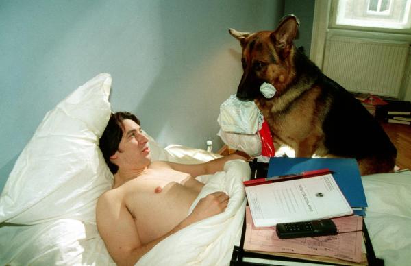 Bild 1 von 5: Im Bild: Kommissar Richie Moser (Tobias Moretti) muss nach einem Beinbruch am Tatort das Bett hüten.
