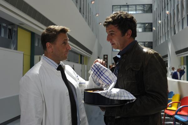 Bild 1 von 1: Martin Gruber (Hans Sigl, r.) will Susanne besuchen. Dr. Alexander Kahnweiler (Mark Keller, l.) glaubt, dass dahinter weit mehr steckt als bloße Freundschaft.