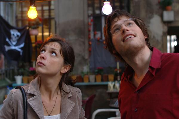 Bild 1 von 18: Als Josh, Annas (Julia Brendler, l.) Sohn, Martin (Sebastian Ströbel, r.) vom Balkon mit unappetitlichen Dingen bombardiert, hat das weitreichende Folgen für den Studenten ...