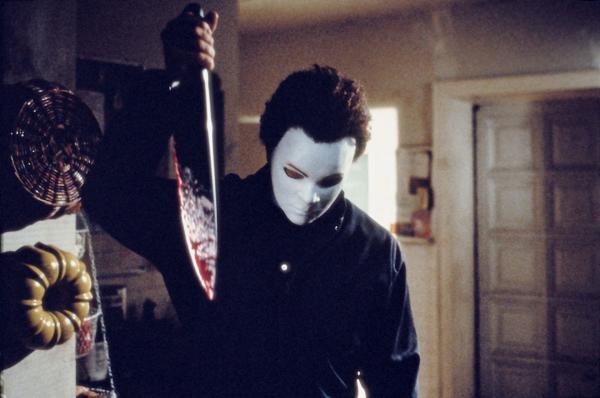 Killer Michael Myers (Chris Durand) mit Blut bespritztem Messer in der Hand steht in der Küche