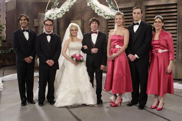 Bild 1 von 28: Ein ganz besonderer Augenblick für die etwas schrägen Freunde: (v.l.n.r.) Raj (Kunal Nayyar), Leonard (Johnny Galecki), Bernadette (Melisa Rauch), Howard (Simon Helberg), Penny (Kaley Cuoco), Sheldon (Jim Parsons) und Amy (Mayim Bialik) ...