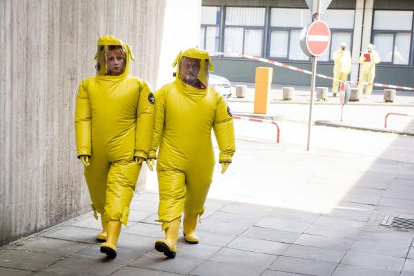 Bild 1 von 24: Ihnen schwant nichts Gutes, als sie Einstein am Tatort vorfinden: Tremmel (Rolf Kanies, r.) und Elena (Annika Ernst, l.) ...
