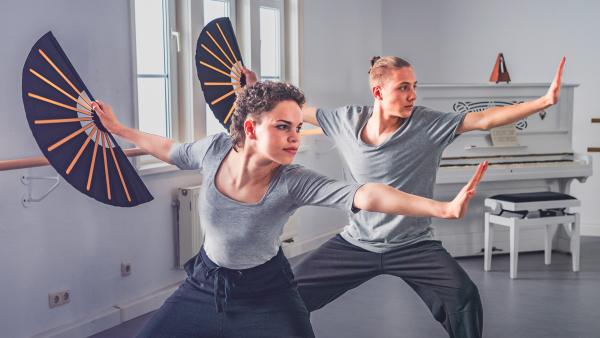 Bild 1 von 5: Ava (Mia Stieber, li.) und Noah (Philip Rüger) überzeugen mit Kung-Fu im Sportmodul.