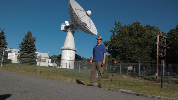 Bild 1 von 3: Astronom Shep Doeleman vor dem Haystack Observatory.