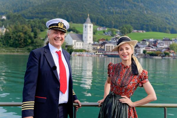 Bild 1 von 1: Im Bild: Kapitän Mario Mischelin und Silvia Schneider, Schiff Kaiser Franz Josef I, Wolfgangsee.