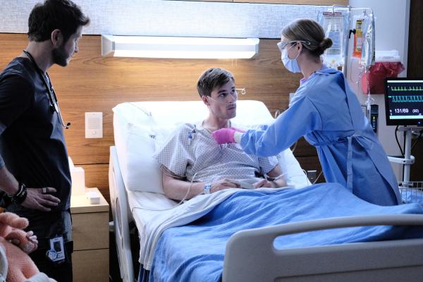 Bild 1 von 22: (v.l.n.r.) Dr. Conrad Hawkins (Matt Czuchry); Derek Ingrams (Andy Ridings); Nicolette Nevin (Emily VanCamp)