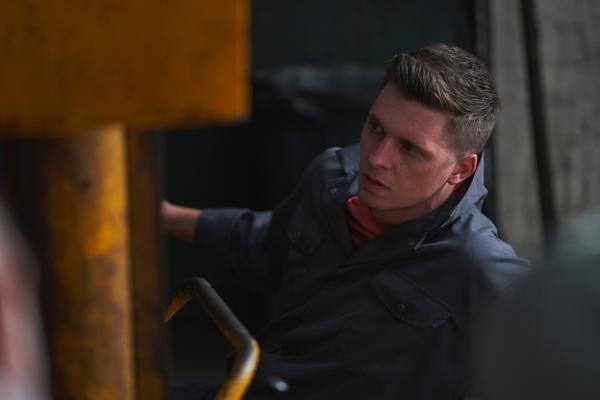 Bild 1 von 4: Der sonst eher unauffällige Kyle Williams (Joel Phillimore) verhält sich zunehmend angespannt. Besonders als die Ermittlungen zur Werkstatt seines Vaters führen, beobachtet er alles genau.