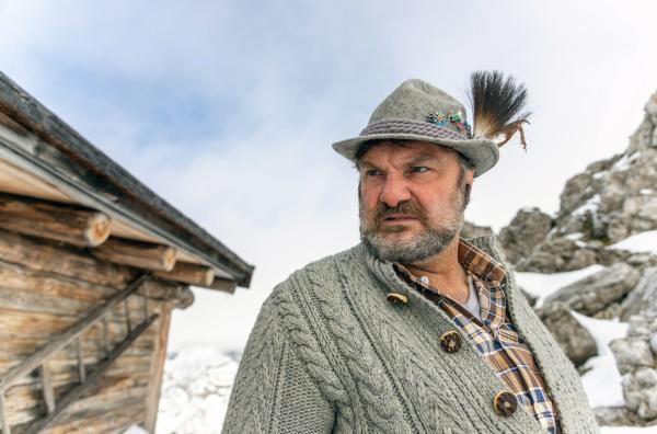 Bild 1 von 8: Sepp Heindl (Martin Leutgeb) lebt seit Jahren einsam in seiner Berghütte. Vielleicht kann er den entscheidenden Hinweis auf den Ursprung der Lederhose liefern?