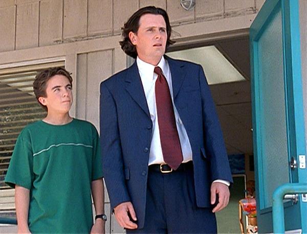 Bild 1 von 17: Im Bild: Malcolm (Frankie Muniz, li.) möchte seinem neuen Lehrer Mr. Herkabe (Chris Eigeman) klarmachen, dass seine Lehrmethoden falsch sind.