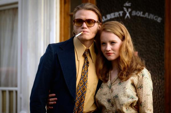 Bild 1 von 9: Albert (Axel Granberger) und Solange (Alyzée Costes) erfüllen sich in den 70ern den Traum vom eigenen Frisiersalon. Dem idyllischen Kleinstadtleben steht nichts mehr im Weg.