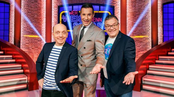 Bild 1 von 4: Moderator Kai Pflaume (Mitte) und seine Rateteam-Kapitäne Bernhard Hoëcker (links) und Elton.