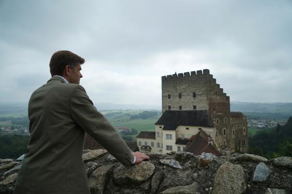 Bild 1 von 9: Burgherr Carl Philip Clam-Martinic blickt auf seine Burg, Burg Clam, OÖ,