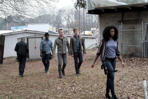 Bild 1 von 28: Auf der Suche nach dem Verbrecher Aaran Deckard stoßen MacGyver (Lucas Till, 2.v.r.) und Jack (George Eads, 3. v. l.) auf die Kopfgeldjäger der berüchtigten Colton-Familie ...