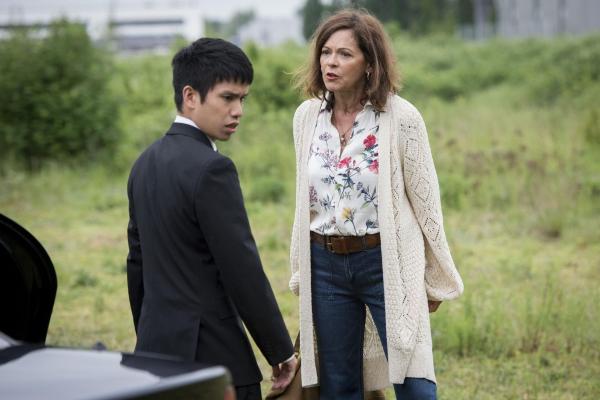 Bild 1 von 18: Als Constanze Winterberg (Angela Roy, r.) klar wird, dass der chinesische Energiekonzern HAN Industries alles versucht, ihrem Sohn Felix die Forschungsergebnisse zu stehlen, stellt sie einem Kontaktmann eine Falle ...