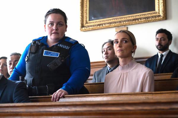 Bild 1 von 5: Diane (Jessica Gunning, l.) hat Beweise, um ihre verehrte Freundin DS Haines (Grace Calder, r.) zu entlasten.