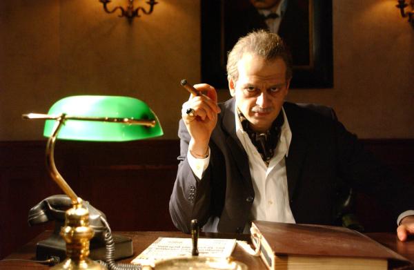 Bild 1 von 12: Kaya Yanar spielt heute Mafioso Don Falcone ...