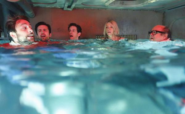 Bild 1 von 8: (v.l.n.r.) Charlie Kelly (Charlie Day); Mac (Rob McElhenney); Dennis Reynolds (Glenn Howerton); Dee Reynolds (Kaitlin Olson); Frank Reynolds (Danny DeVito)