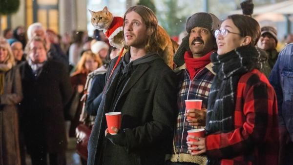 Bild 1 von 4: James (Luke Treadaway) mit seine Freunden Moody (Phaldut Sharma) und Bea (Kristina Tonteri-Young) und natürlich Kater Bob